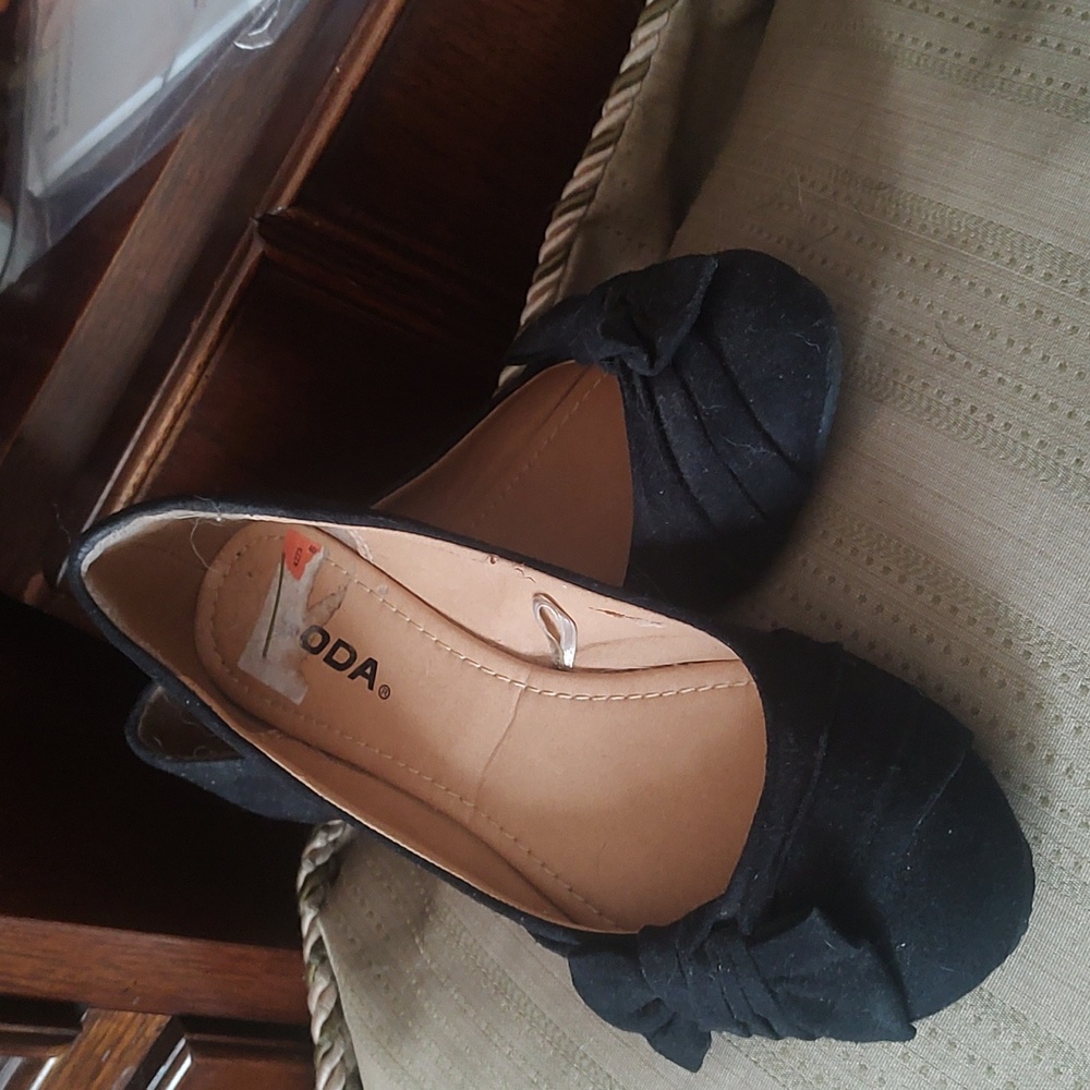 Flat black shoes